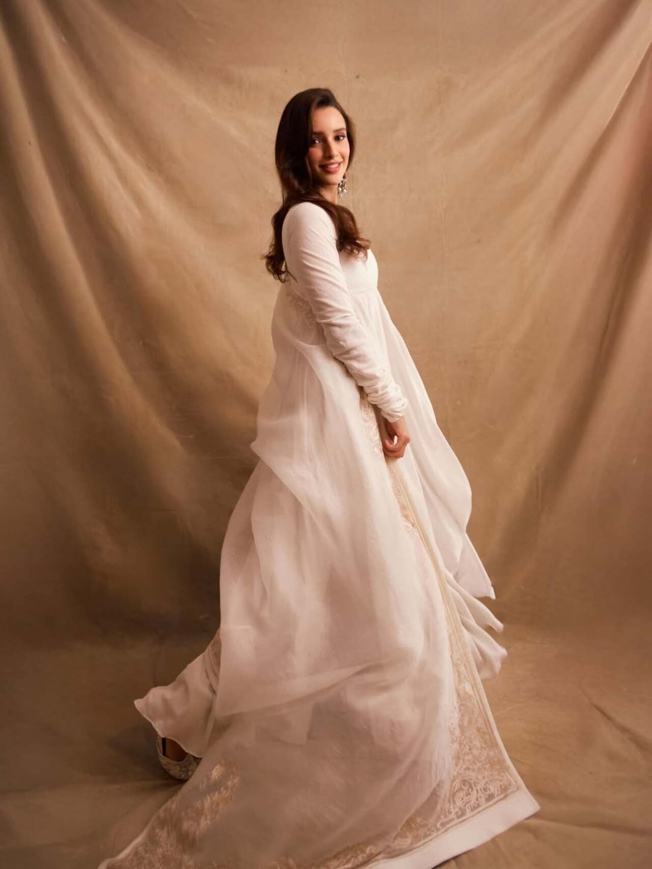 Triptii exuded calmness in a white anarkali paired with straight pants and a matching dupatta featuring a broad border. 